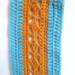 Echarpe en laine jaune et bleue.