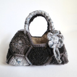 Mini sac au crochet.