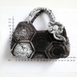 Mini sac au crochet.