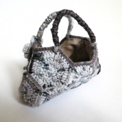 Mini sac au crochet.
