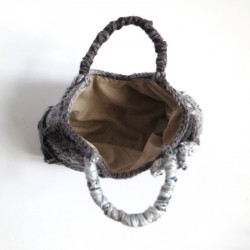 Mini sac au crochet.