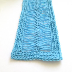 Echarpe bleue à la fourche.