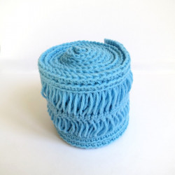 Echarpe bleue à la fourche.