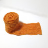 Echarpe orangée au crochet.