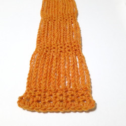 Echarpe orangée au crochet.