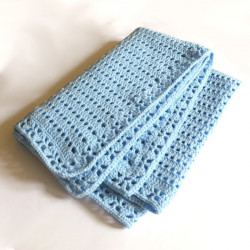 Couverture bébé unie bleue.