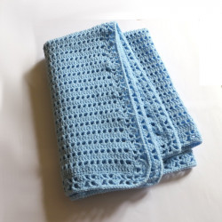 Couverture bébé unie bleue.