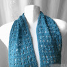 Écharpe au crochet bleue point ajouré