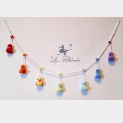 Guirlande bébé d'oiseaux au crochet: Arc en ciel