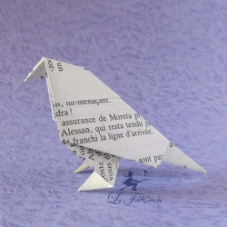 Oiseau origami en feuille de livre.