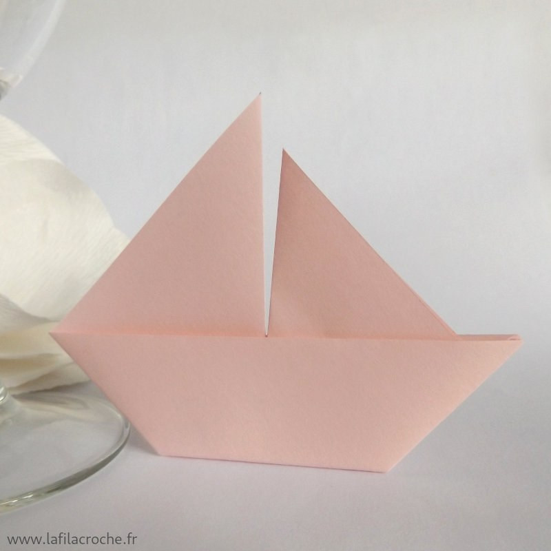 Marque-place voilier en papier