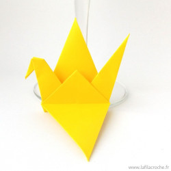 Marque-places grue jaune en origami