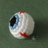 Oeil bleu au crochet