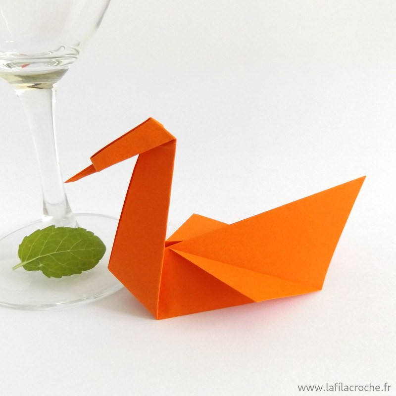 Marque-place cygne rouge orangé en papier