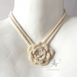 Collier ras de cou  fleur écru au crochet