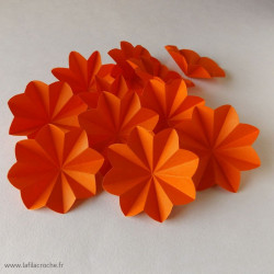 Fleur en papier rouge orange