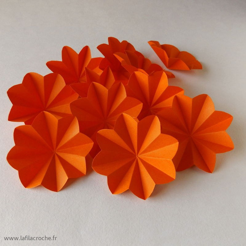 Fleur en papier rouge orange