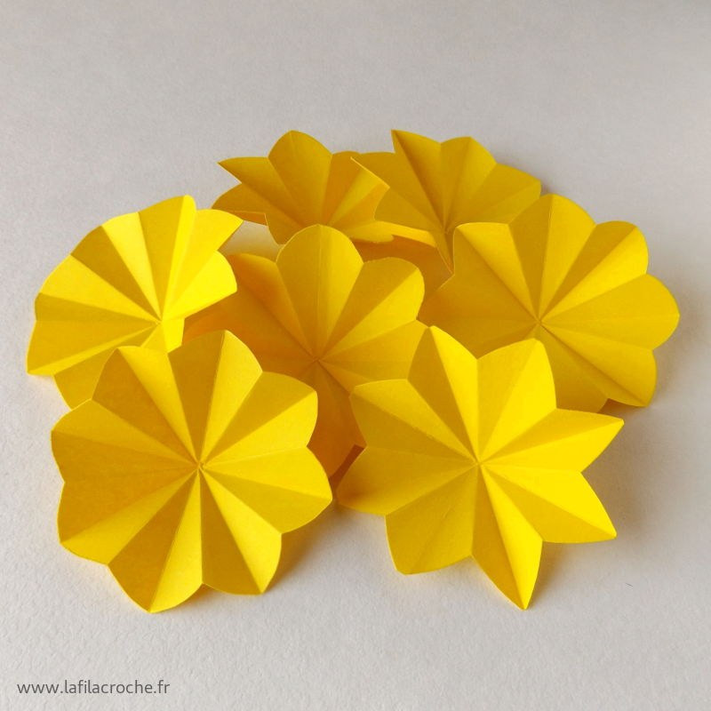 Fleur en papier huit pétales