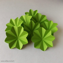 Fleur en papier découpé