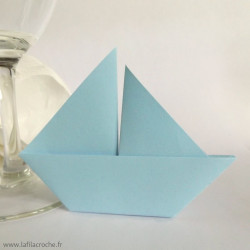 Marque-place voilier origami bleu ciel