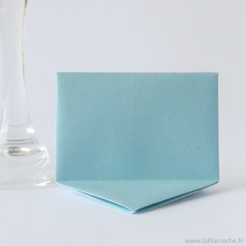 Marque-place rectangulaire origami bleu clair