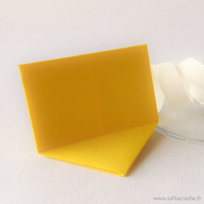 Marque-place rectangulaire origami jaune