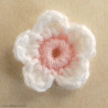 Fleur de cerisier blanche et rose au crochet