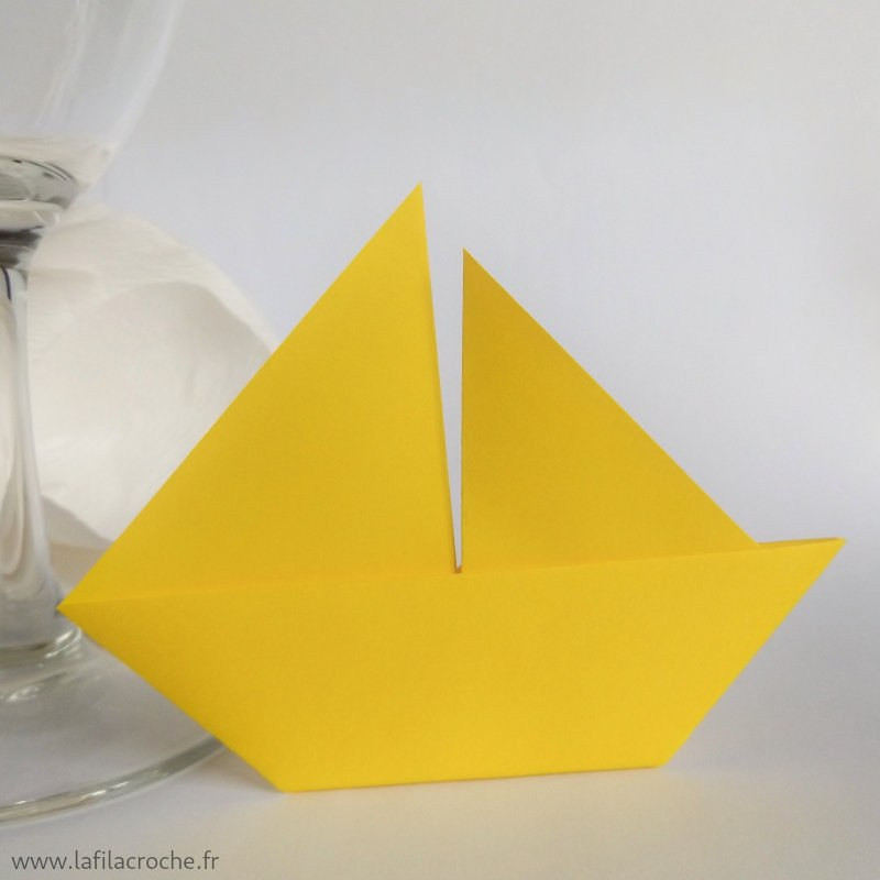 Marque-place voilier jaune