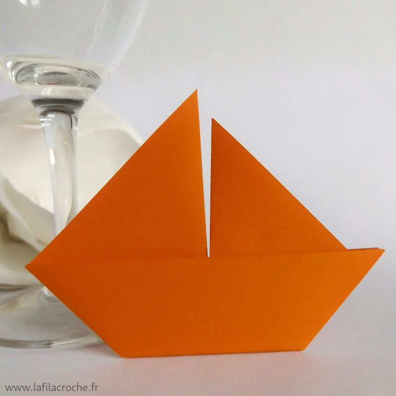 Marque-place voilier origami rouge orangé