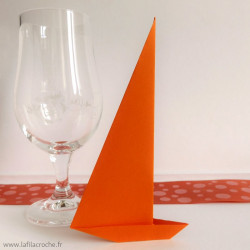 Marque-place bateau à voile en papier rouge orangé