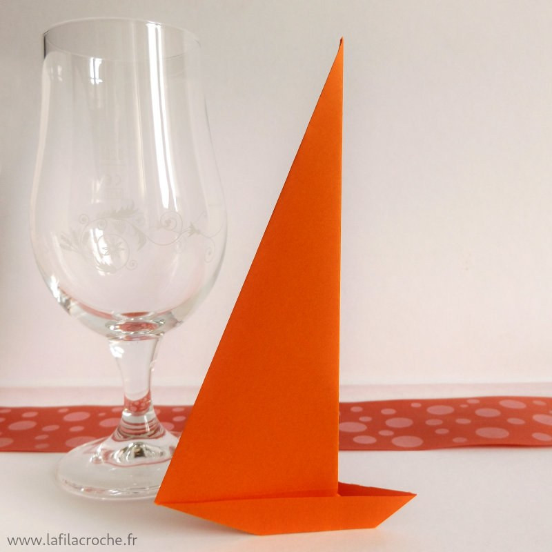 Marque-place bateau à voile en papier rouge orangé