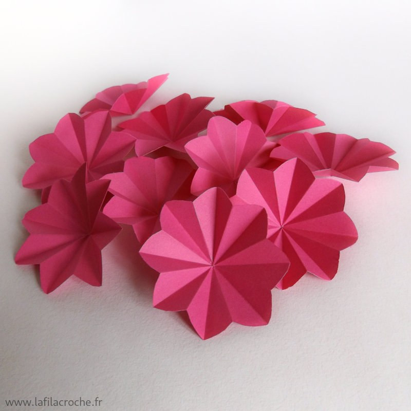 Fleurs roses en papier décoration de table