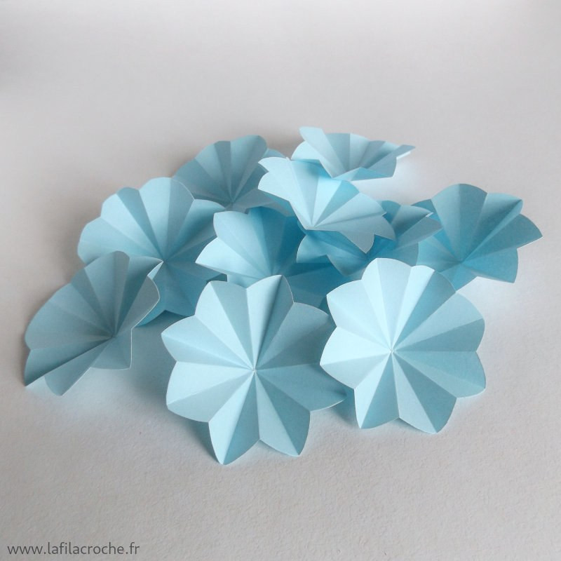 Fleur bleue claire en papier pour décoration de table