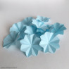Fleur bleue claire en papier pour décoration de table