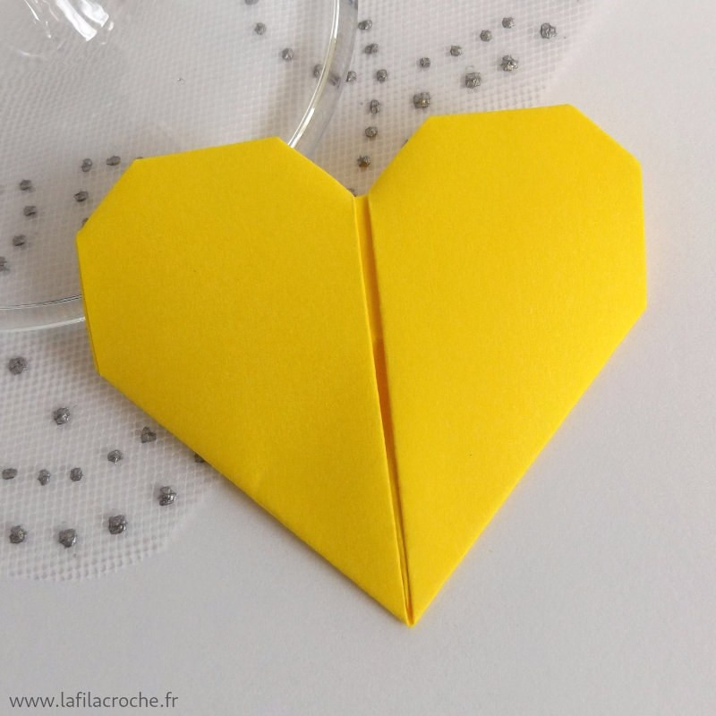 Marque-place pliage coeur jaune