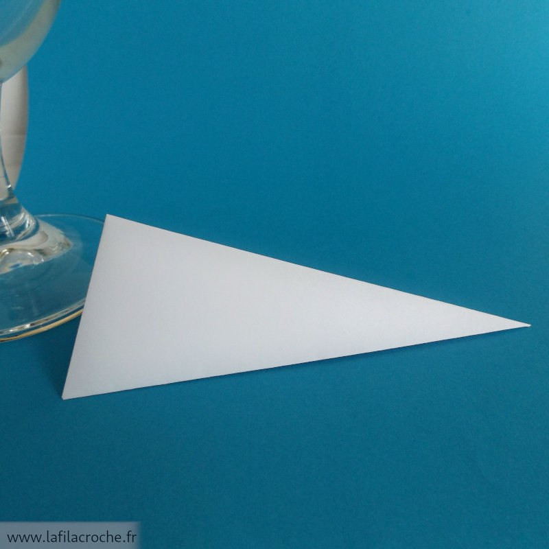 Marque-place triangle origami blanc