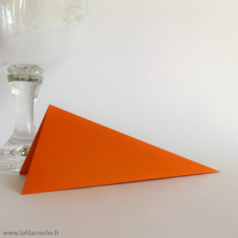 Marque-place triangle rouge orangé en origami