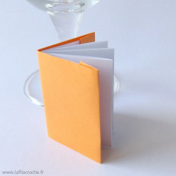 Marque-place mini livre orange