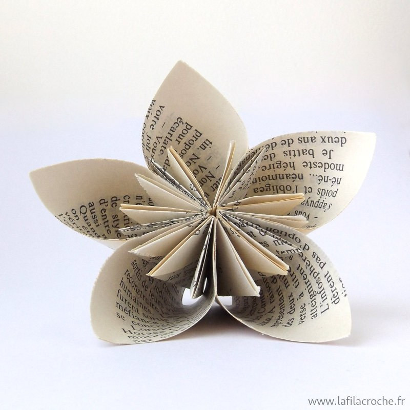 Fleur modulaire origami en papier de livre