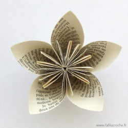 Fleur origami en pages de livre