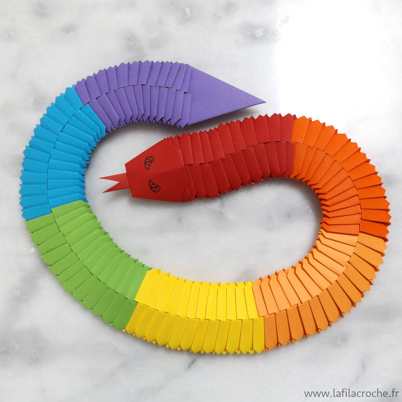 Grand serpent en papier articulé couleur arc-en-ciel
