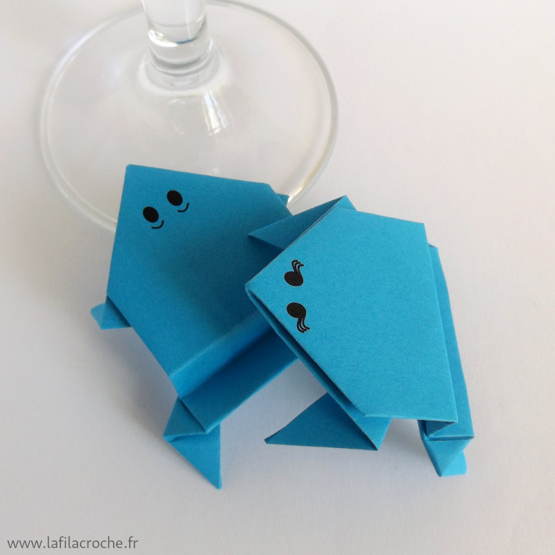 Marque-place grenouille origami bleu