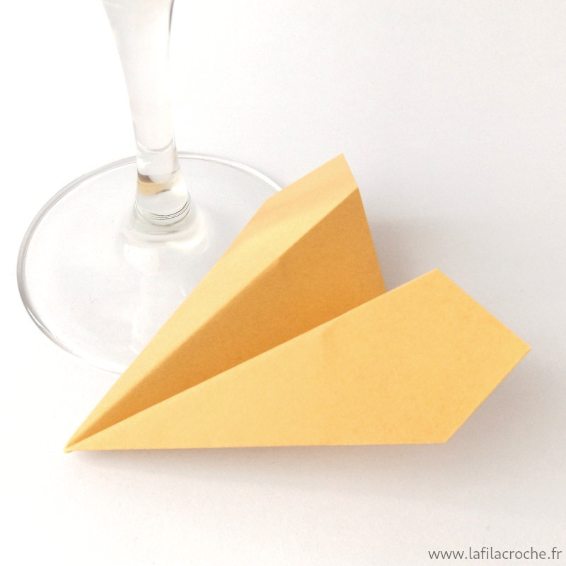 Marque-place avion origami couleur sable