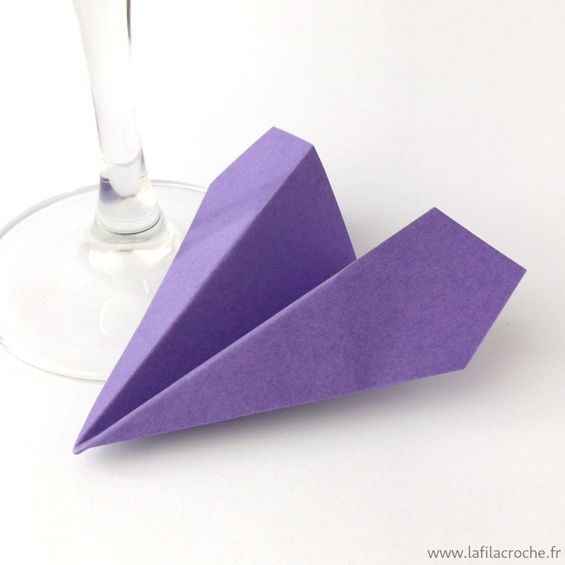Marque-place avion en papier violet