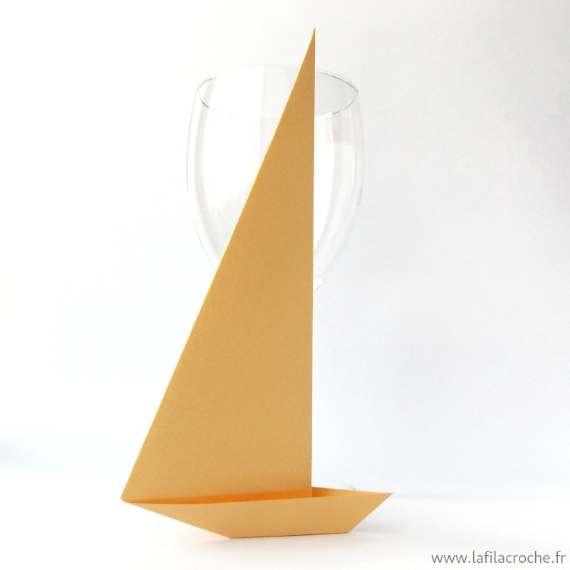 Marque-place bateau avec grande voile en origami couleur sable