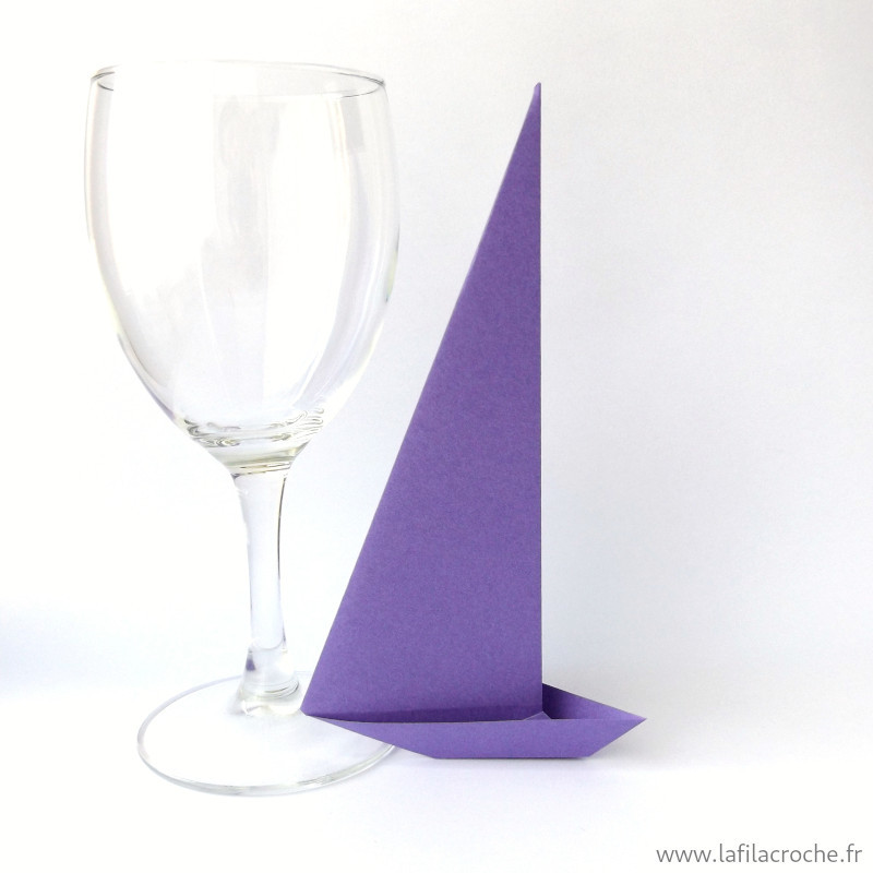 Marque-place bateau à voile violet en origami