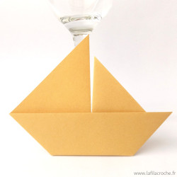Marque-place voilier origami sable