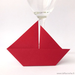 Marque-place voilier origami rouge