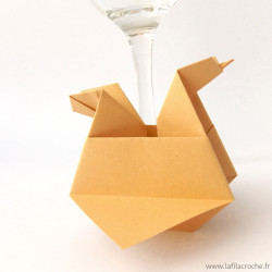 Marque-place poule origami sable