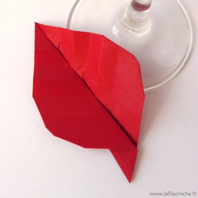 Marque-place feuille de plante rouge en origami